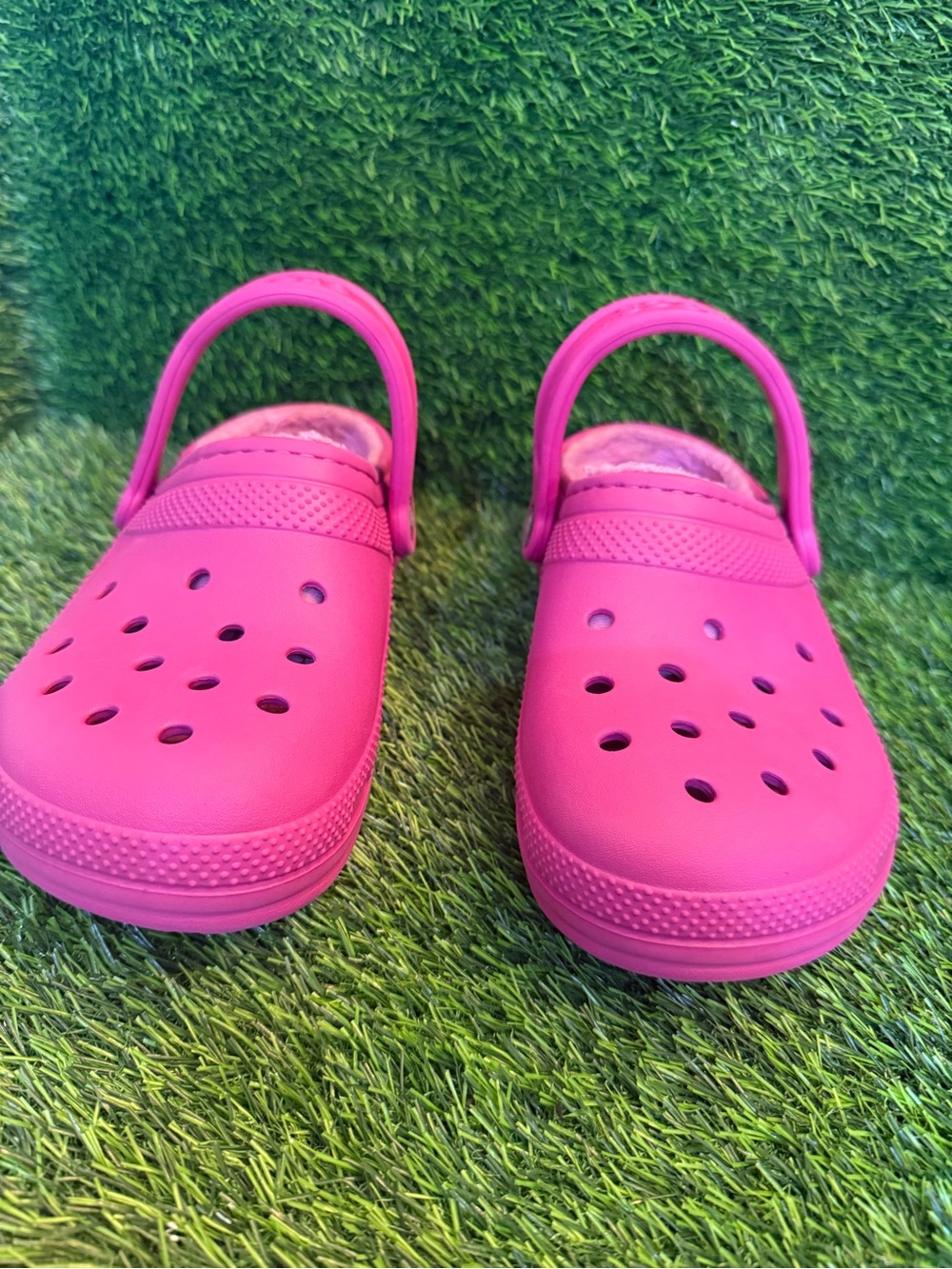 Crocs Unisex Pink faux fur lined Slip-On Clog Shoes. M 5.   W 7 very clean